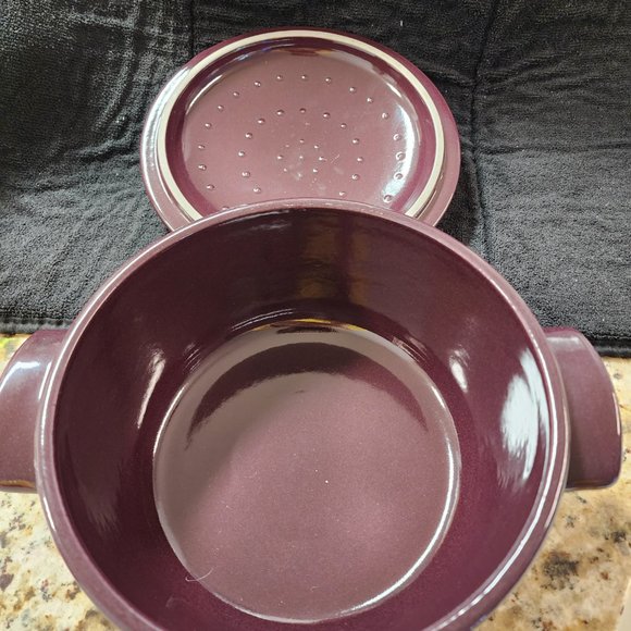 Brand new Emile Henry flame 2.6 quart 2.5 litre crock pot in plum - Picture 3 of 4